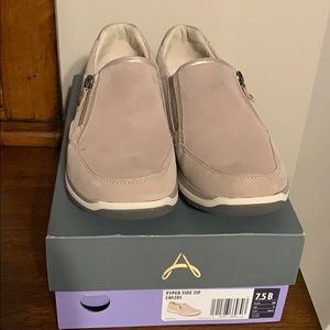 Aravon pyper side zip taupe size 7.5B